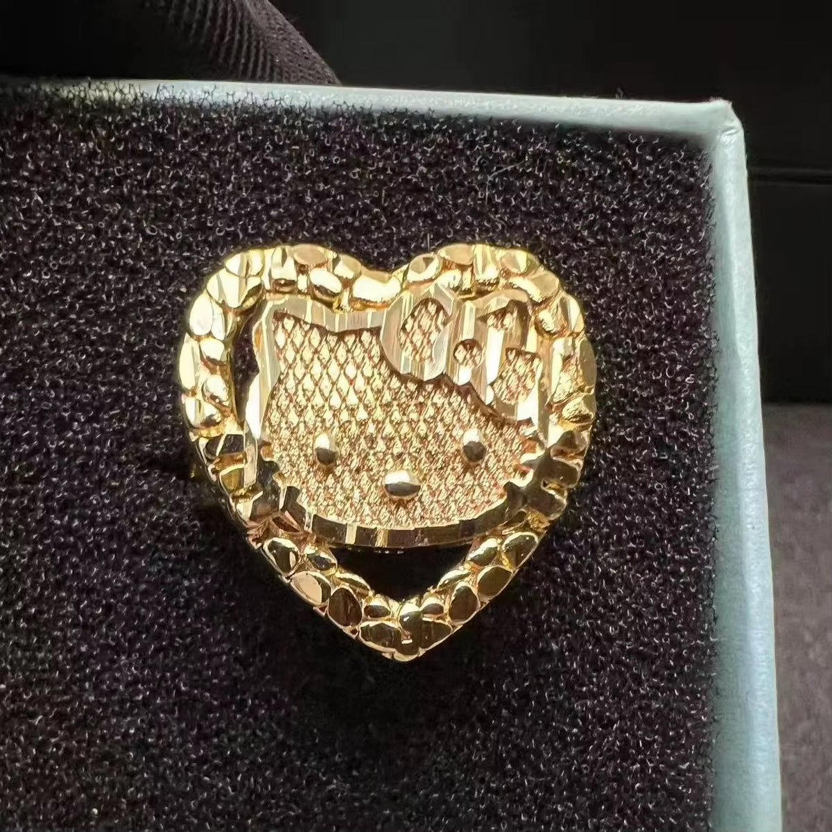 🎀 HK Heart Statement Ring
